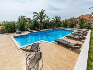 Bazén v ubytování Scenic Holiday Home in Bibinje near Sea nebo v jeho okolí