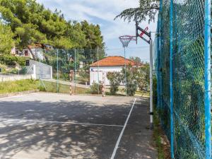 Tenis a/nebo squash v ubytování Scenic Holiday Home in Bibinje near Sea nebo okolí