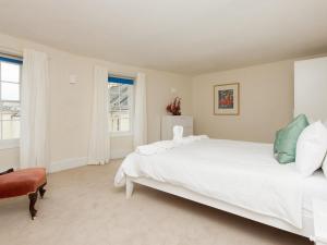 Un dormitorio con una cama blanca y una ventana. en Hawkins, en Dartmouth