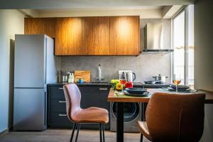 Kuchyň nebo kuchyňský kout v ubytování Stylish Newly Renovated Flat, 250 Meters from the Beach, Central Location with Free Parking