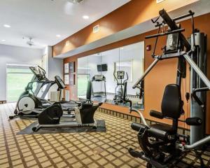 Fitness centrum a/nebo fitness zařízení v ubytování Comfort Suites near Hot Springs Park