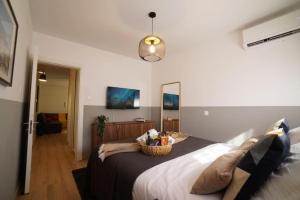 Postel nebo postele na pokoji v ubytování Stylish Newly Renovated Flat, 250 Meters from the Beach, Central Location with Free Parking