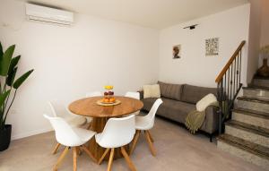 Istumisnurk majutusasutuses Nice Home In Medov Dolac With Sauna