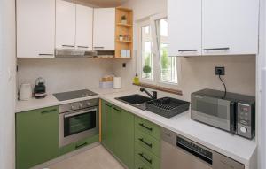 Köök või kööginurk majutusasutuses Nice Home In Medov Dolac With Sauna