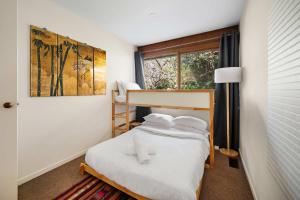 En eller flere senge i et værelse på Blue Mist Hideaway + 19 billeder