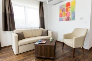 salon z kanapą i krzesłem w obiekcie Friskó Panzió w Zalakaros