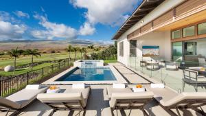 Bazén v ubytování MAUNA KEA BEACH ESCAPE Luxurious home in private community with Heated Private Pool and Spa Detached Ohana Suite nebo v jeho okolí