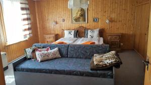 a room with a couch and a bed with pillows at Chalet Spillstatt in Grindelwald