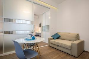 un soggiorno con tavolo e divano di Luxury Accommodation Marino a Spalato (Split)