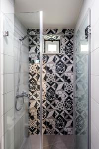 里斯本的住宿－第一廚房公寓，浴室铺有黑白瓷砖,设有淋浴。