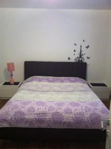 Dormitorio con cama morada con murciélagos en la pared en Apartments Milena, en Novalja