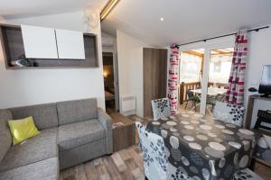 Kuchyň nebo kuchyňský kout v ubytování Mobil Home 458 Siblu La Réserve Gastes