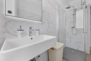 Koupelna v ubytování Apartmani Paliska