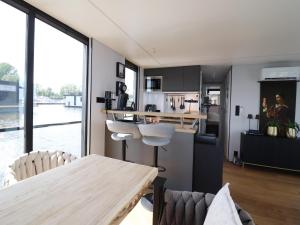 Una cocina y una sala de estar con una mesa de madera. en Houseboat with sauna & fantastic view Offingawier, en Offingawier 14 fotos más