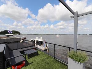 una cubierta de un barco en un cuerpo de agua en Houseboat with sauna & fantastic view Offingawier, en Offingawier