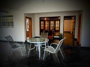 卡图纳耶克Solace Transit Villa的客厅里设有玻璃桌和椅子