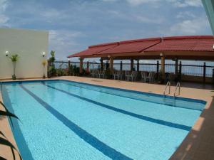 a large swimming pool on top of a hotel at Li Hua Hotel Bintulu in Bintulu