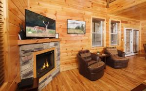 Una sala de estar con chimenea y televisión. en Carsons Place, en Gatlinburg