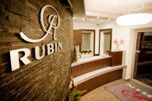 een bord om aan een muur te hangen in een winkel bij Apartamenty Rubin in Zakopane