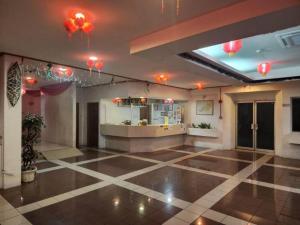 une grande salle avec un hall éclairé en rouge dans l'établissement Hotel Meligai Kapit, à Kapit