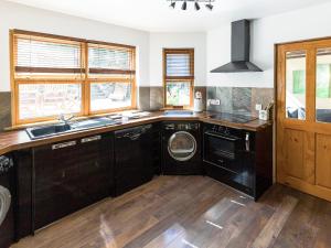 Dapur atau dapur kecil di Fern Cottage