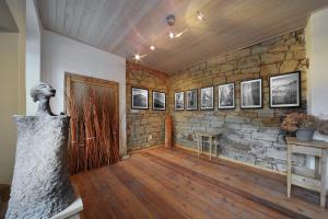 Pokój z kamienną ścianą i drewnianymi drzwiami w obiekcie Galerie Kuks w mieście Kuks