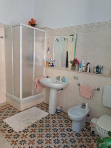 um banheiro com chuveiro, pia e vaso sanitário em Camera Privata Vicino al Teatro Ariston em Sanremo