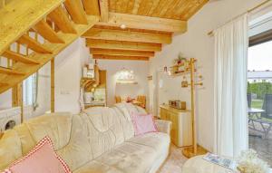 Ruang duduk di Awesome Apartment In Stolpeusedom