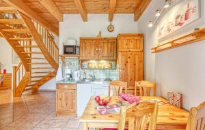 Dapur atau dapur kecil di Awesome Apartment In Stolpeusedom