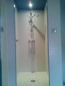 y baño con ducha y azulejos azules. en Riverside Home Cottage, en Trèbes 29 fotos más