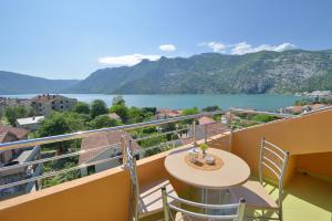 d'un balcon avec une table et une vue sur le lac. dans l'établissement Apartments Villa Illyrik, à Risan