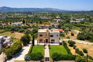 クレマスティにあるMayas Boutique Greece Rhodes Kremastiの庭のある家の航空写真