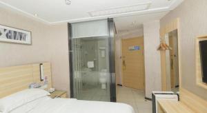 une chambre avec un lit et une douche à l'italienne dans l'établissement City Comfort Inn Shenzhen Longhua District Government, à Tiantangwei 203 autres photos