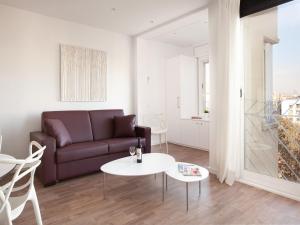 - un salon avec un canapé et une table dans l'établissement Stay U-nique Apartments Sant Pau, à Barcelone