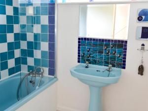 ein Badezimmer mit Waschbecken, Toilette und Badewanne in der Unterkunft Pollendor in Falmouth + 4 Fotos