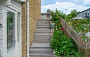 een trap naar een huis met bloemen bij 2 Bedroom Cozy Home In Skärholmen in Stockholm +8 foto's