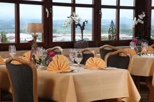 uma sala de jantar com mesas, cadeiras e janelas em Gasthof Altes Casino em Fulda