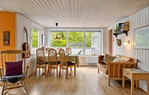 Sønder YdbyにあるStunning Home In Hurup Thy With Wifiのテーブルとソファのあるリビングルーム
