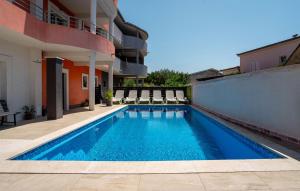 Bazén v ubytovaní 3 Bedroom Beautiful Apartment In Solin alebo v jeho blízkosti