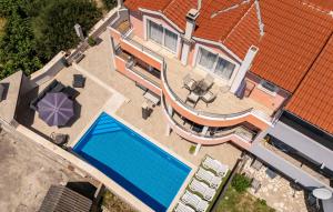 Bazén v ubytovaní 3 Bedroom Beautiful Apartment In Solin alebo v jeho blízkosti
