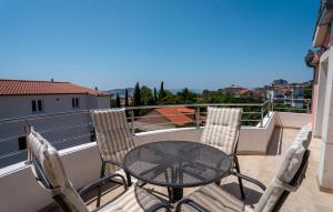 Balkón alebo terasa v ubytovaní 3 Bedroom Beautiful Apartment In Solin