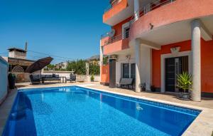 Bazén v ubytovaní 3 Bedroom Beautiful Apartment In Solin alebo v jeho blízkosti