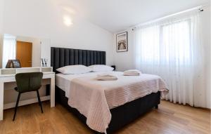 Posteľ alebo postele v izbe v ubytovaní 3 Bedroom Beautiful Apartment In Solin