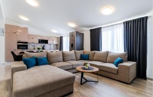 Kuchyňa alebo kuchynka v ubytovaní 3 Bedroom Beautiful Apartment In Solin