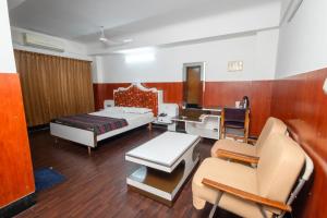 Postel nebo postele na pokoji v ubytování Hotel Srilakshmi