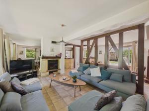 TV a/nebo společenská místnost v ubytování Piscine privée - jolie maison 10 adultes 2 enfants