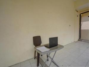 Una computadora portátil sobre una mesa en una habitación. en Hotel O Sunyoto Homestay Syariah, en Banjarsalero