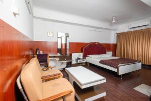 Postel nebo postele na pokoji v ubytování Hotel Srilakshmi