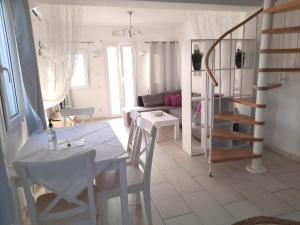 mały salon ze stołem i schodami w obiekcie Sea paradise villas - Seaside & private jacuzzi w mieście Oia
