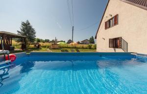 Bazén v ubytování Nice Home In Udbina With House A Panoramic View nebo v jeho okolí + 23 fotografií